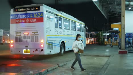 Estacionado-En-Una-Terminal-De-Autobuses,-Un-Autobús-De-Pasajeros-Encendió-Las-Luces-De-Emergencia-Porque-Estaba-Estacionado-En-Un-Lugar-Equivocado-En-La-Estación-De-Autobuses-De-Mochit-En-Tailandia