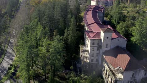 Drohnenaufnahme-Des-Sanatoriums-Kolkheti-In-Tskaltubo,-Georgien