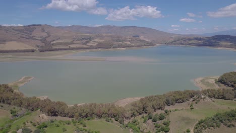 Descenso-Aéreo-Cerca-Del-Lago-Seco-De-Pozzillo,-Sicilia,-Italia,-Mostrando-Los-Problemas-De-Sequía.