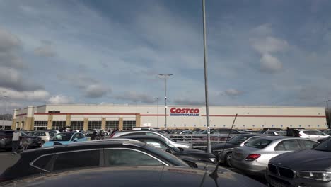 Watford-Costco-Aparcamiento-Lleno-De-Vehículos