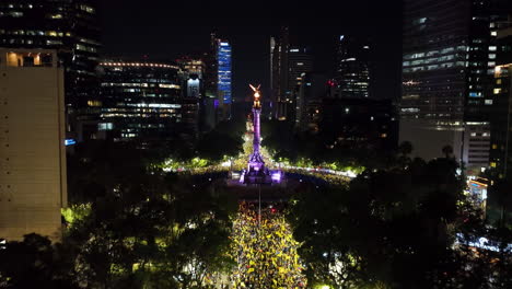 Gente-Y-Luces-Nocturnas-En-La-Avenida-Reforma-En-La-Ciudad-De-México:-Retroceso,-Disparo-De-Drones