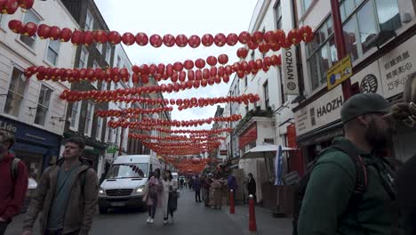 POV-Spaziergang-Entlang-Der-Gerrard-Street-In-Chinatown-In-London-Mit-Schwankenden-Roten-Laternen-über-Dem-Kopf