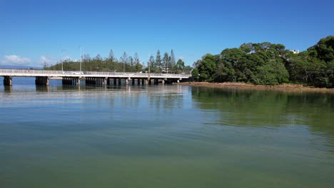 Puente-De-Carretera-Y-Arroyo-Tallebudgera-En-Gold-Coast,-Queensland,-Australia---Retroceso-Aéreo