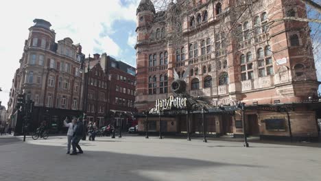 Paar-Und-Touristen-Machen-Fotos-Vor-Dem-Palace-Theatre-In-Der-Shaftesbury-Avenue-Im-Londoner-West-End,-Wo-Derzeit-Aufführungen-Des-Beliebten-Films-„Harry-Potter-Und-Das-Verwunschene-Kind“-Gezeigt-Werden