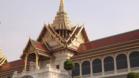 Mirando-Hacia-Las-Agujas-Doradas-De-La-Cima-De-Un-Templo-En-El-Casco-Antiguo-De-Rattanakosin-En-Bangkok,-Tailandia