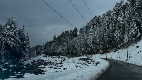 Winterschönheit-Im-Schnee-In-Pahalgm,-Kaschmir:-Ein-Verschneites-Abenteuer-In-Der-Himalaya-Region-Anantnag-–-Schnee-Auf-Den-Straßen,-Snowboarden-Und-Eine-Majestätische-Aussicht