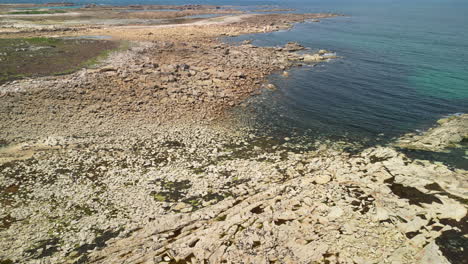 Idyllischer-Meerblick,-Umgeben-Von-Einer-Zerklüfteten-Küste