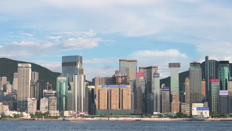 Das-Neon-Logo-Des-Japanischen-Multinationalen-Elektronikkonzerns-Panasonic-Ist-Auf-Dem-Dach-Eines-Gebäudes-Zwischen-Den-Wolkenkratzern-Und-Der-Skyline-Von-Hongkong-Zu-Sehen