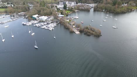 Rotierende-Drohnenansicht-Des-Yachthafens,-Aquatic-Quays-Marina,-Windermere