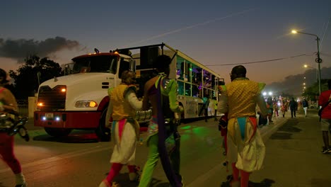 área-De-Preparación-Para-Artistas-De-Carnaval-Al-Atardecer-Con-Hermosa-Música-De-Fiesta-En-Camión