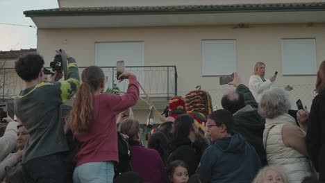 Reunión-Festiva-En-Podencia-Mientras-Los-Espectadores-Capturan-La-Vibrante-Actuación-De-Los-Caretos-Con-Sus-Teléfonos