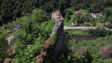 Kleiner-Teil-Der-Mauern-Der-Ruinen-Der-Festung-Vinac-In-Bosnien-Und-Herzegowina