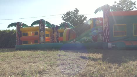 área-De-Juegos-Para-Niños-Inflada,-Comúnmente-Conocida-Como-Casa-Inflable-O-área-De-Juegos-Inflable