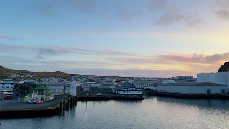 Amplia-Panorámica-Del-Puerto-Pesquero-En-Las-Islas-Westman-En-Islandia-Al-Atardecer,-Desde-El-Agua