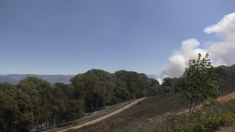 Humo-De-Un-Enorme-Incendio-Forestal