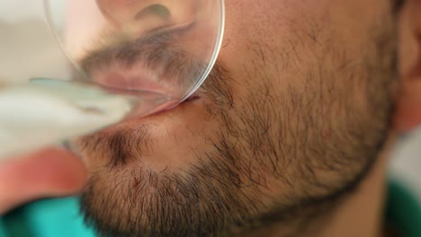 Un-Primerísimo-Plano-De-Hombre-Mostrando-Los-Dientes-Y-Bebiendo-Agua.