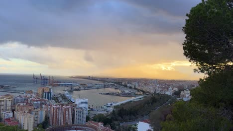 Málaga-España-Ciudad-Atardecer-Día-Nublado-Puerto-Deportivo-Mar-Mediterráneo-Hora-Dorada