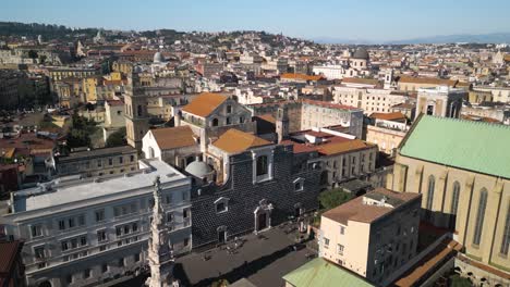 Vista-Cinematográfica-Aérea-Sobre-La-Piazza-Del-Gesu,-Iglesia-De-Gesu-Nuovo---Nápoles,-Italia