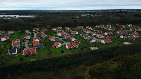 Villa-De-Lujo-Y-Bungalow-Inmobiliario-Drone-Aéreo-En-Limburgo,-Países-Bajos