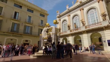 Vídeo-Timelapse-En-Cámara-Rápida-En-La-Puerta-Del-Museo-Dalí-En-Figueras