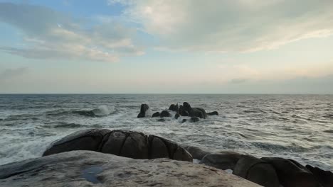 Cámara-Lenta-De-Pequeñas-Olas-Rompiendo-Contra-Las-Rocas,-Durante-El-Día