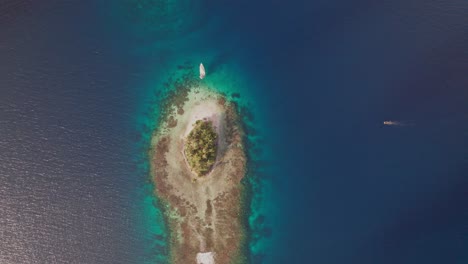 Drohnenaufnahme-Von-Einer-Abgelegenen-Insel-Im-San-Blas-Archipel-Mit-Einem-Am-Strand-Verankerten-Segelboot