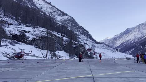 Hubschrauber-Landen-Und-Starten-Auf-Dem-Heliport-Der-Bergrettung-Air-Zermatt-Im-Bergdorf-Zermatt-Im-Kanton-Wallis-In-Der-Schweiz