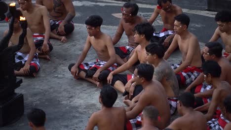 Espectáculo-De-Danza-Kecak-En-El-Templo-De-Uluwatu,-Bali,-Indonesia