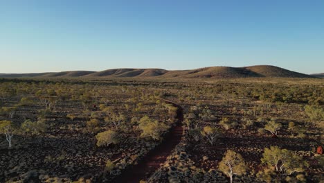 Luftaufnahme-Einer-Verlassenen-Straße-In-Der-Australischen-Wüste-Während-Des-Sonnenuntergangs