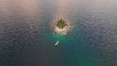 Drohnenaufnahme-Von-Einer-Abgelegenen-Insel-Im-San-Blas-Archipel-Mit-Einem-Am-Strand-Verankerten-Segelboot