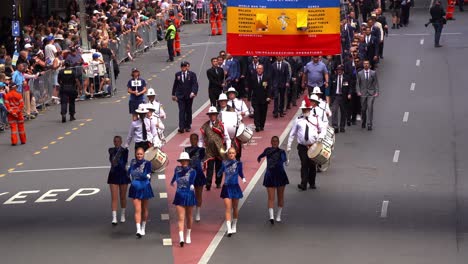 Representantes-De-La-Real-Australiana-De-Ingenieros-Eléctricos-Y-Mecánicos-Raeme-Marchando-Por-Las-Calles-De-La-Ciudad-De-Brisbane,-En-Medio-De-La-Solemnidad-De-La-Conmemoración-Del-Día-De-Anzac