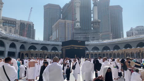 Verschiedene-Muslimische-Menschen-Führen-An-Einem-Sonnigen-Tag-Den-Hadsch-Oder-Die-Umrah-Durch,-Tawaf-Zur-Kaaba