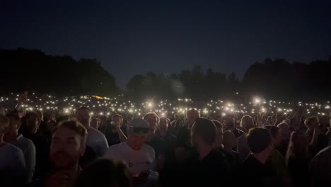 Gente-Animando-Con-Un-Concierto-De-Rock,-Balanceando-La-Luz-Del-Teléfono-En-La-Mano