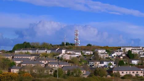 Zeitraffer-Kommunikationstürme-Auf-Einem-Hügel-In-Der-Stadt-Mit-Gewitterwolken,-Die-Sich-Bei-Sonnenuntergang-In-Waterford,-Irland-Bilden