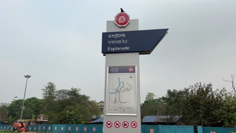 Pilar-Con-El-Nombre-Y-La-Posición-De-Todas-Las-Estaciones-De-Metro-En-La-Nueva-Estación-De-Metro-En-Esplanade,-Kolkata.