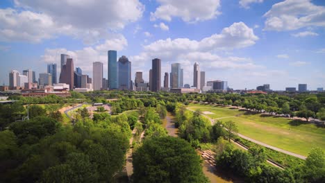 Disparo-Ascendente-De-Un-Dron-Que-Revela-El-Centro-De-Houston,-Texas,-En-Un-Día-Nublado-Pero-Soleado