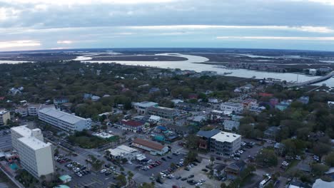 Absteigende-Und-Schwenkende-Luftaufnahme-Der-Innenstadt-Von-Folly-Beach-Auf-Folly-Island-In-South-Carolina-Bei-Sonnenuntergang