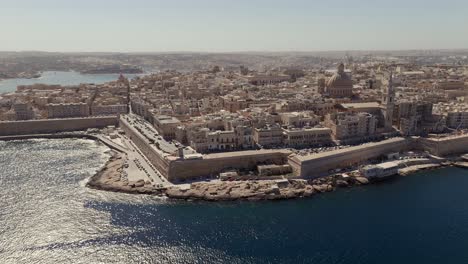 Eine-Luftaufnahme-Der-Antiken-Stadt-Valletta-Auf-Malta-An-Einem-Sonnigen-Morgen
