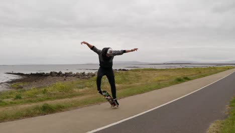 Stilvoller-Kameraschwenk-Fängt-Einen-Mann-Ein,-Der-Einen-Ollie-Flip-Durchführt