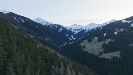 Majestätische-Luftaufnahme-Des-Skigebietes-Saalbach-Hinterglemm-In-Österreich-Während-Der-Abenddämmerung