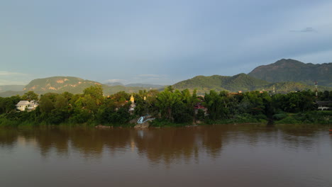 Die-Letzten-Sonnenstrahlen-Treffen-Die-Ufer-Des-Mekong-Und-Die-Berge-Dahinter-In-Luang-Prabang