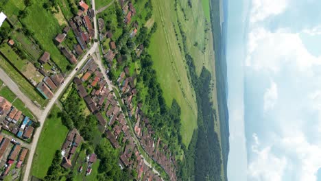 Vertikales-Luftbildvideo-Des-Dorfes-Viscri