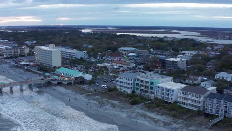 Toma-Aérea-De-Primer-Plano-Descendente-De-La-Playa-Folly-En-Folly-Island-En-Carolina-Del-Sur-Al-Atardecer