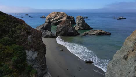 Imágenes-Aéreas-De-Drones-De-4k-De-Acantilados-Rocosos-En-La-Costa-De-La-Playa-Del-Norte-De-California-En-Un-Día-Soleado