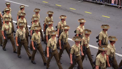 Disziplinierte-Bewaffnete-Soldaten-Der-Australischen-Streitkräfte-Marschieren-Einheitlich-Die-Straße-In-Brisbane-Entlang,-Inmitten-Der-Feierlichkeiten-Zum-Anzac-Day,-Nahaufnahme