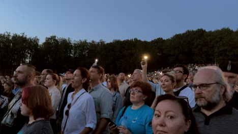 Gente-Animando-Con-Un-Concierto-De-Rock,-Balanceando-La-Luz-Del-Teléfono-En-La-Mano