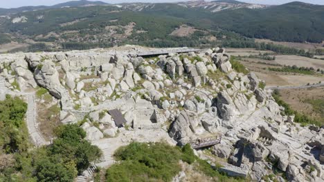 Ruinas-De-Perperikon-En-Una-Colina-Rocosa-En-Los-Ródopes-Orientales