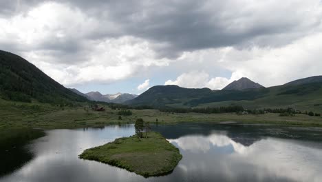 Imágenes-Aéreas-De-Drones-De-4k-Sobre-El-Lago-De-Maní-En-Las-Montañas-Rocosas-De-Crested-Butte-Colorado-Verano