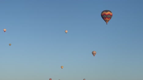 Bunte-Heißluftballons-Fliegen-Und-Füllen-Den-Blauen-Himmel