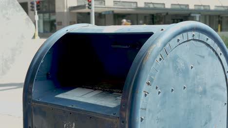 Señora-Tirando-Correo-En-El-Buzón